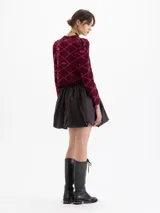 Pollera corta tipo balloon color marrón con rayas finas verticales. Confeccionada en lanita, con detalle de cinta plisada en la cintura y forro de popelina negro.