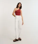 Body básico color durazno, con escote asimétrico y un solo hombro. Confeccionado en microfibra de poliamida y elastano.