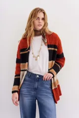 Cárdigan tejido de calce holgado, mangas largas y diseño a rayas horizontales en tonos naranja, negro, beige y blanco.