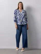 Blusa estampada marca Alex & Parker, con cuello a la base, escote en V con lazo de ajuste y mangas 3/4.