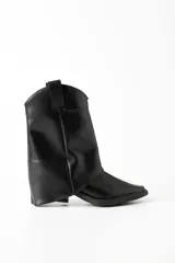 Botas texanas negras de ecocuero con botamanga, taco de 4 cm y caña de 18 cm.