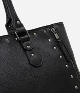 Cartera satchel grande color negro, confeccionada en material sintético con cierre de cremallera, detalles de spikes y asa larga.