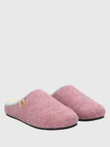Pantuflas grises de fieltro con plantilla de fieltro y borde superior celeste.
