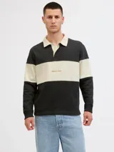 Buzo de manga larga con cuello tipo polo y fit relajado, en color negro con una franja horizontal beige en el pecho. Presenta puños acanalados y un bordado en el centro de la franja beige.