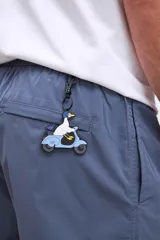 Short de baño azul petróleo con cintura elástica ajustable con cordón.