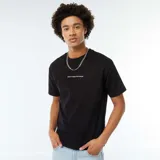 Camiseta negra de manga corta con cuello redondo y estampado blanco con la leyenda 'East Coast Records' en el pecho.
