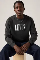 Buzo negro de corte relajado con cuello redondo y logo Levi's estampado en el pecho.