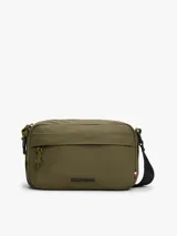 Cartera bandolera Tommy Hilfiger color verde militar, con correa ajustable negra, bolsillo frontal con cierre y logo de la marca en el frente.