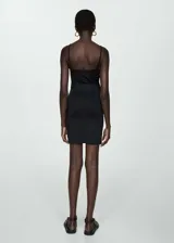 Vestido corto negro ajustado al cuerpo, con tirantes finos regulables y escote redondo.