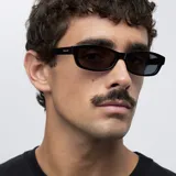 Lentes de sol rectangulares negros, con montura de bio-based G850 y patillas de propionato de celulosa. Lentes polarizadas TAC con protección UV400, recubrimiento anti-scratch y superhydrophobic.