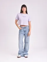 Remera corta blanca con estampa frontal de texto "Los Angeles" y una rosa en color rosa.