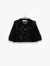 Camisa corta de punto abierto color negro, con cuello polo, mangas 3/4 y cierre frontal con botones.