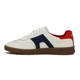 Zapatillas urbanas de cuero sintético color blanco con detalles en azul marino y suela marrón.