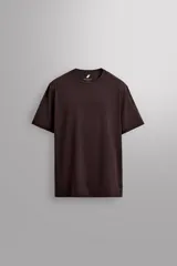 Remera deportiva color rosa claro, de tejido técnico ligero y elástico con estructura. Cuello redondo, manga corta, costuras planas y logo estampado.