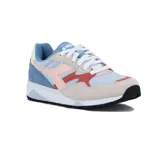 Championes deportivos Diadora modelo N902, con combinación de colores pastel y vibrantes. Presentan una base de malla celeste claro, superposiciones de gamuza beige claro, detalles en azul claro, rosa pálido y rojo coral. El logo lateral es rosa pálido y rojo coral. La suela es blanca con detalles grises y negro en la parte inferior.