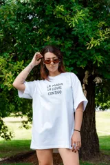 Remerón blanco de corte holgado con estampa frontal que dice 'La magia la llevas contigo'.