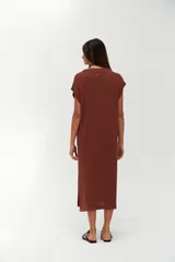 Vestido kaftan corto color terracota, de tejido calado con patrón de esterilla y escote en V.