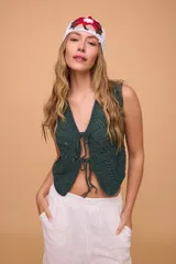 Chaleco corto tejido a crochet color verde oliva, con escote en V y cierre frontal con lazos.