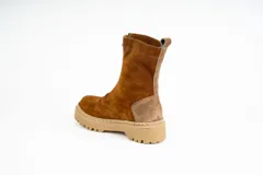 Bota de caña media color marrón óxido, confeccionada en cuero gamuzado. Presenta cierre frontal con cremallera, suela track color beige y detalle de pieza de cuero en la parte trasera del tobillo.