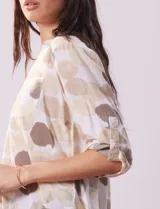 Blusa de algodón estampada marca Dash, con cuello a la base, escote en V y abertura con botones. Tiene un bolsillo en la parte delantera y mangas 3/4 regulables con presilla y botón.