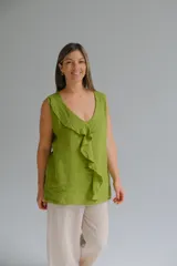Musculosa verde pistacho de lino italiano, sin mangas, con escote en V y volado frontal.