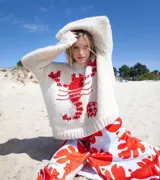 Sweater tejido a mano en lana merino color crudo, con diseño de langosta roja en el frente, de calce holgado con cuello a la base y puños.