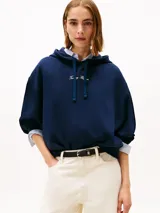 Buzo azul marino con capucha y cordones ajustables. Logo de la marca bordado en el pecho.