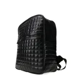 Mochila negra con diseño acolchado en forma de cuadrillé y cierre de cremallera.