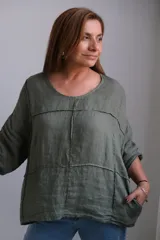 Blusa verde militar de lino, corte holgado, con cuello redondo y mangas 3/4.