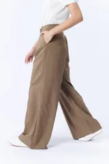 Pantalón de vestir color marrón claro, de corte palazzo, con pinzas en la cintura y bolsillos laterales.