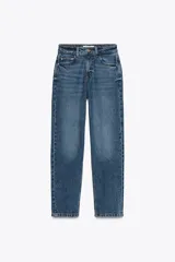 Jeans de tiro alto con corte mom fit, color azul denim. Cuenta con cinco bolsillos, cierre frontal con cremallera y botón.