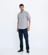 Camisa de manga corta con estampado de algodón y poliéster, corte regular, cuello clásico y cierre frontal con botones.