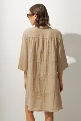 Vestido corto color negro, de corte recto y breteles finos.