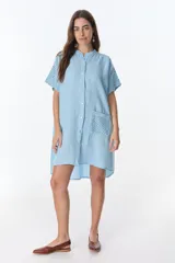 Vestido camisero celeste de lino con cuello mao, manga corta con detalle de calado y bolsillo de crochet.