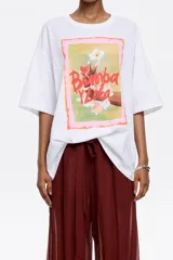 Camiseta blanca de algodón de corte recto, con cuello redondo, manga corta y estampado frontal con el logo de la marca Bimba y Lola.