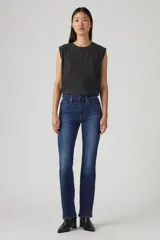 Pantalón de jean azul oscuro, corte bootcut, tiro alto, con bolsillos delanteros y traseros.