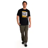 Remera de algodón color negro, de manga corta y cuello redondo. Presenta un diseño gráfico estampado en el pecho con el nombre de la marca Caterpillar, el número 5230 y motivos industriales. Incluye una etiqueta pequeña con el logo en el dobladillo.