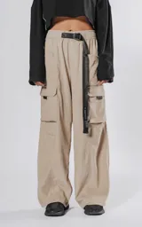 Pantalón de estilo cargo color beige, con cintura elástica y múltiples bolsillos.