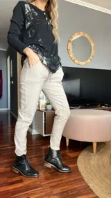 Pantalón de vestir color beige, de corte recto, con bolsillos laterales y traseros. Se ajusta a la cintura con cordón.