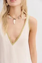 Top negro de viscosa con escote en V y detalle de lurex dorado en los bordes.