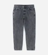 Pantalón de jean masculino, modelo slim cropped, con bolsillos delanteros y traseros.