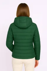 Campera gris de nylon con capucha, cierre frontal y bolsillos laterales.