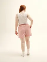 Short a rayas verticales azules y blancas de algodón, con cintura elástica y cordón ajustable. Incluye musculosa blanca de rib de regalo.