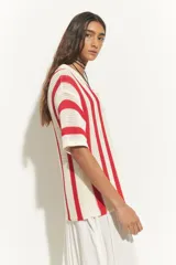 Camisa tejida de viscosa con cuello abierto y patrón de rayas verticales rojas y blancas.