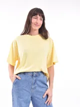 Remera blanca con rayas horizontales rojas, de corte holgado y mangas cortas.