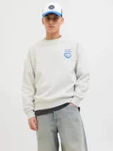 Buzo blanco melange de algodón con cuello redondo, estampa azul en el frente y calce amplio.