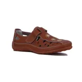 Zapato guillermina marrón de cuero calado, con ajuste de velcro y suela plana.