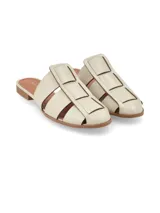 Sandalia tipo mule color crema con diseño entretejido y suela plana.