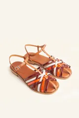 Sandalia de cuero trenzado multicolor, con diseño artesanal y cierre lateral con hebilla.