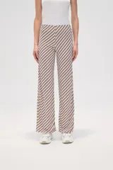 Pantalón largo de poliéster con estampado de rayas diagonales en tonos beige y marrón, de corte recto y tiro medio.